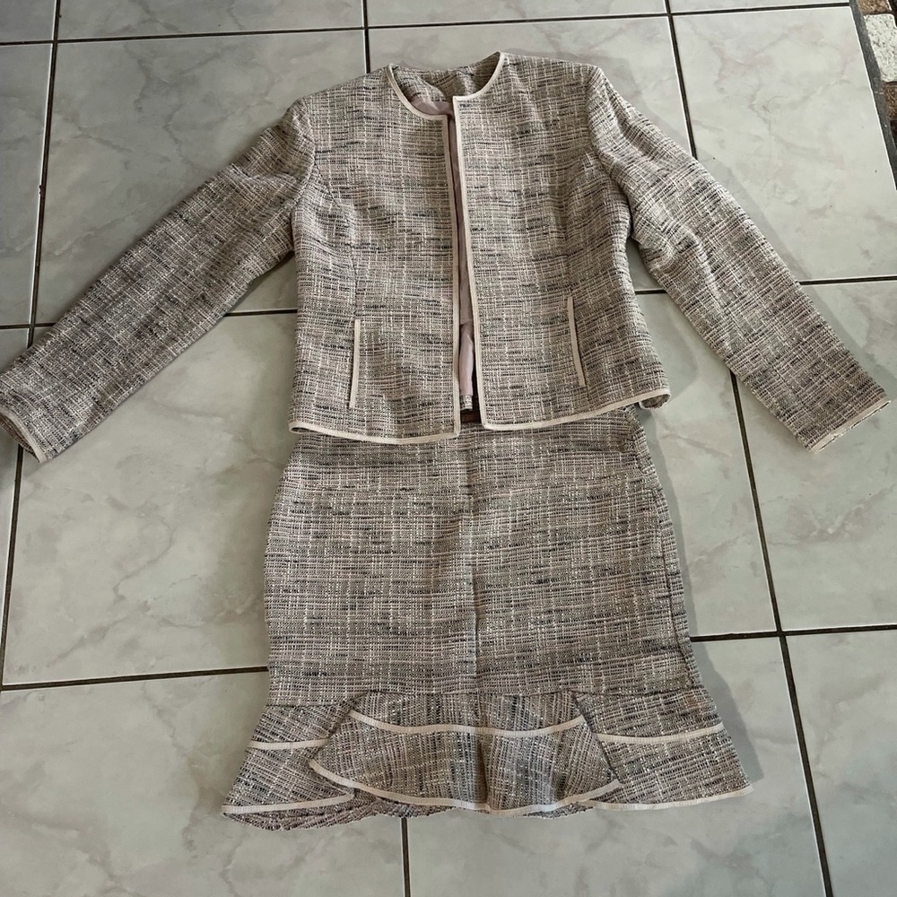 Elegant Cream Tweed Skirt Set pink
Size 8